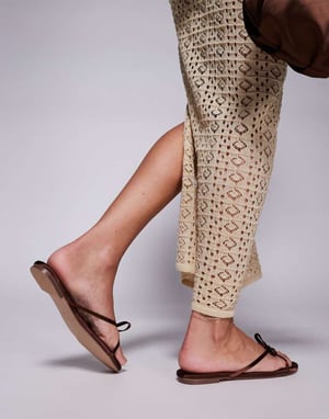 Simmi London Bred Passform Char Bowsandal med platt sula i choklad