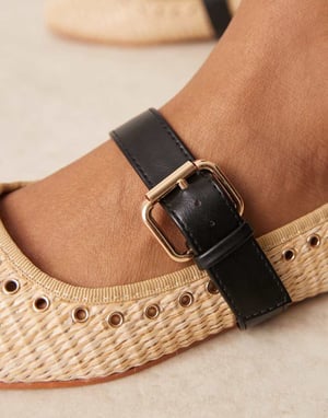 ASOS DESIGN Bred Passform Larson hålögd mary jane ballerina i naturlig väv