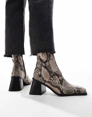 ASOS DESIGN Ria läderstövlar med medelhög klack i naturligt ormbo