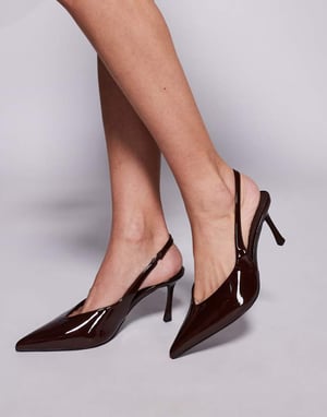 Simmi London Layana slingback courtsko i patenterat brunt