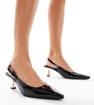 Simmi London June bred passform spetsig slingback kittenklackar i svart lackad läder