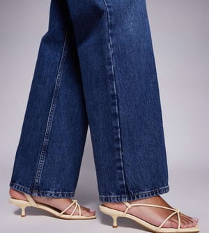 Simmi London Hanah Bred Passform Fyrkantig Tå Rem Sandaler med Kitten Klackar i Pastellgult