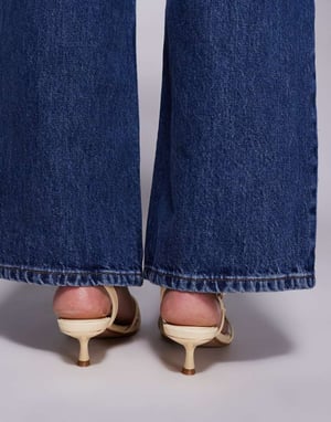 Simmi London Hanah Bred Passform Fyrkantig Tå Rem Sandaler med Kitten Klackar i Pastellgult
