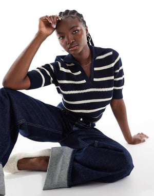Vero Moda bomullstickad randig polo-top i marinblå