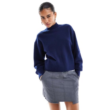 Monki stickad polotröja i indigo blå