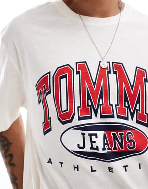 Tommy Jeans retro varsity logotyp t-shirt i vitt