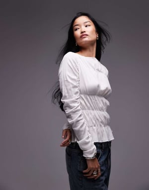 Topshop veckad topp med snitt i elfenben