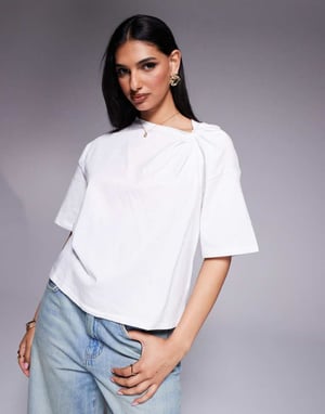 ASOS DESIGN t-shirt med tvist på axlarna i vitt
