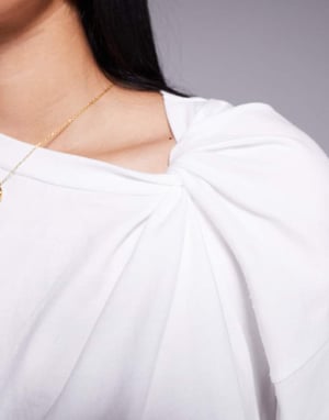 ASOS DESIGN t-shirt med tvist på axlarna i vitt