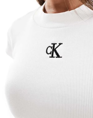 Calvin Klein Jeans ribbad baby tee i vit