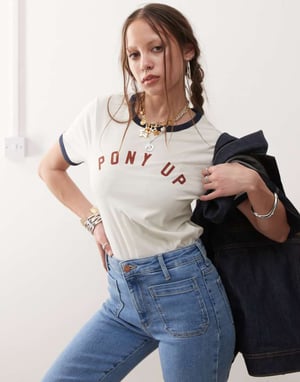 Wrangler pony up tryckt ringer t-shirt i vintagevitt