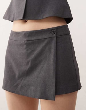 Weekday Layton co-ord skräddarsydd skorts i mörkgrå