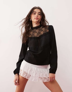 Miss Selfridge blus med spetsinsättning och rynkad detalj i svart