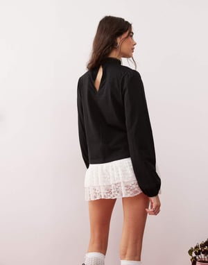 Miss Selfridge blus med spetsinsättning och rynkad detalj i svart