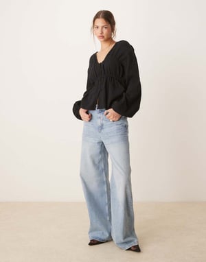 ASOS DESIGN långärmad smocktop med knäppning fram i svart