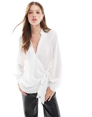 ASOS DESIGN blus med djup v-ringning och omslag i lång ärm i elfenben