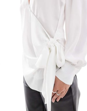 ASOS DESIGN blus med djup v-ringning och omslag i lång ärm i elfenben