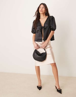 ASOS DESIGN knyt framtill strukturerad satinblus i svart