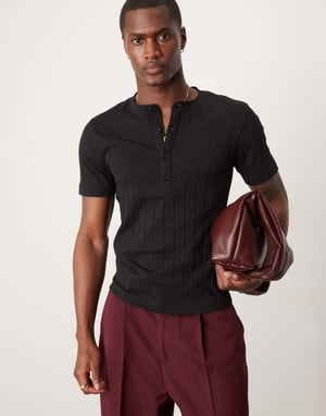 ASOS DESIGN muskelpassande ribbad t-shirt med henley-krage i svart