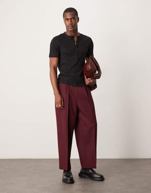 ASOS DESIGN muskelpassande ribbad t-shirt med henley-krage i svart