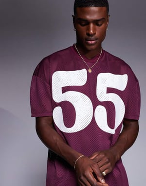 ASOS DESIGN oversized t-shirt med nedhasad axel och sportgrafik i burgundyröda nät.