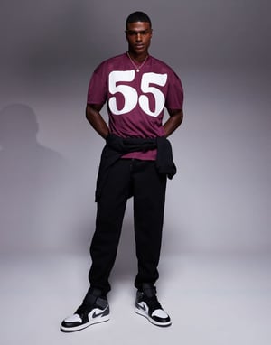 ASOS DESIGN oversized t-shirt med nedhasad axel och sportgrafik i burgundyröda nät.