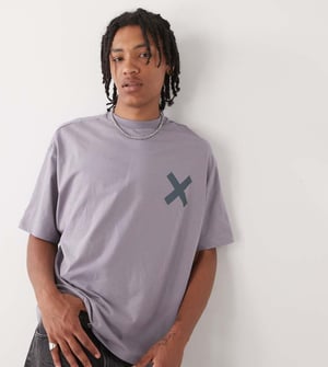 COLLUSION Tungvikts t-shirt i tvättad grå med X-logga