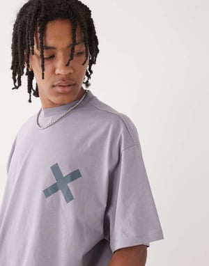 COLLUSION Tungvikts t-shirt i tvättad grå med X-logga