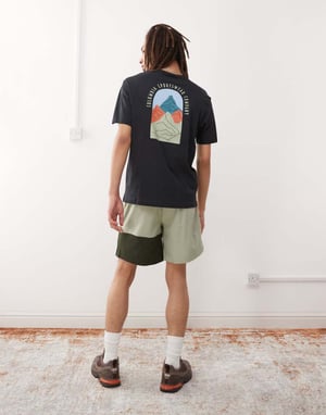 Columbia Cavalry Trail grafisk t-shirt i svart