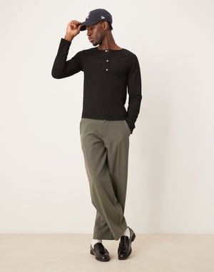 ASOS DESIGN muskelpassform långärmad boxy t-shirt med henleyhals i svart ribb