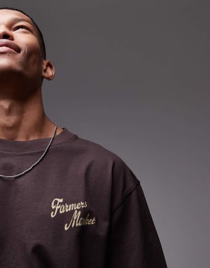 Topman avslappnad passform t-shirt med fram- och baksidestryck av bondens marknad i mörkbrun