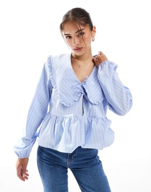 ASOS DESIGN oversized blus med volangkrage i blårandig