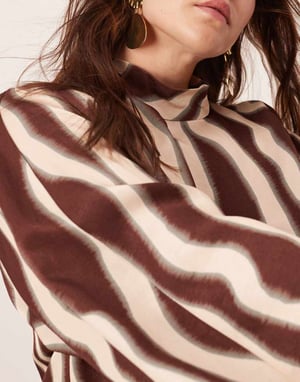 ASOS EDITION Curve höghalsad oversized topp-set i chokladvågigt mönster