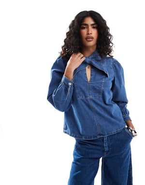 ASOS DESIGN denimskjorta med rosettkrage i mellanblå
