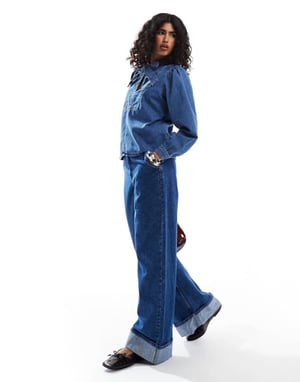 ASOS DESIGN denimskjorta med rosettkrage i mellanblå