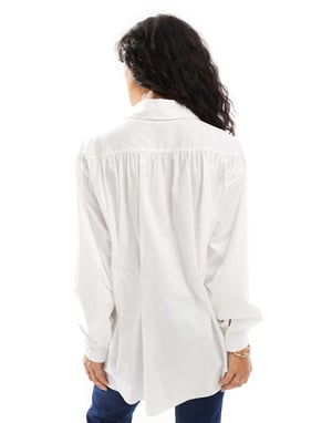 ASOS DESIGN oversized skjorta med insvängd midjedetalj i vitt