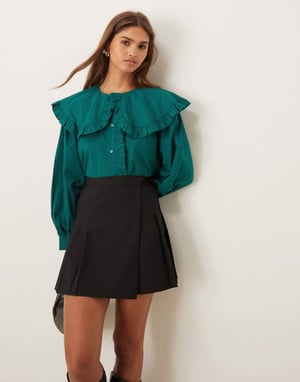ASOS DESIGN skjorta med överdimensionerad volangkrage i grön och svart randig