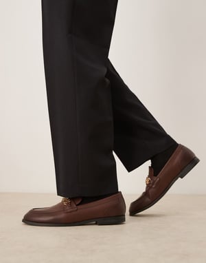 ASOS DESIGN penny loafers i brunt med guldsmycken