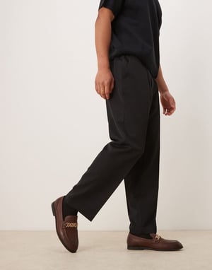 ASOS DESIGN penny loafers i brunt med guldsmycken