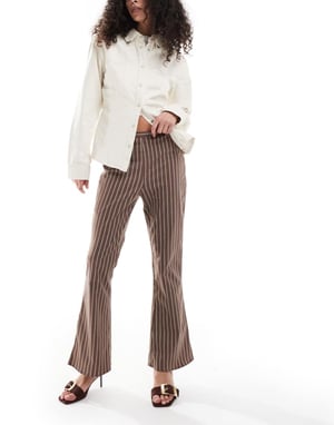 ASOS DESIGN kickflare byxor i chokladrandig