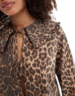 ASOS DESIGN poplin blus med volangkant i leopardmönster