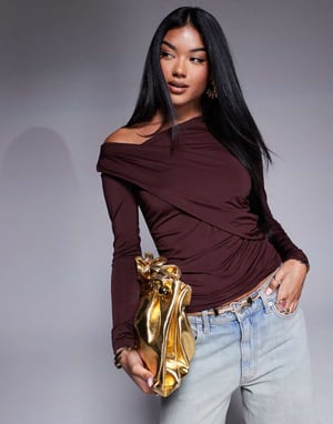 ASOS DESIGN asymmetrisk topp med en axel och drapering i brunt