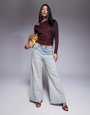ASOS DESIGN asymmetrisk topp med en axel och drapering i brunt