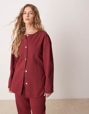 ASOS DESIGN denimskjorta med åtdragen midja i granatäpple