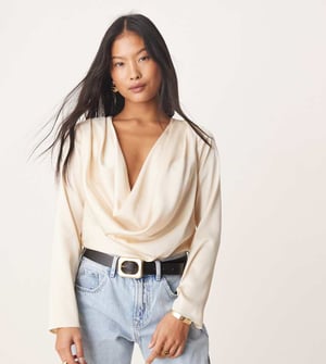 ASOS DESIGN Petite satin cowl bodysuit i krämfärgad
