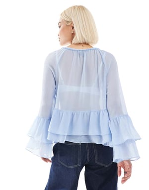 Pieces genomskinlig blus med volangdetaljer i boho-stil i ljusblått