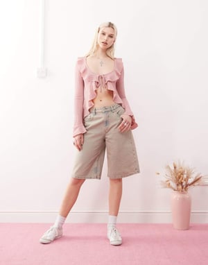 Reclaimed Vintage långärmad volangknut framtill texturerad topp i rosa