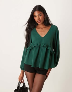 ASOS DESIGN V-ringad smocktop med volang i grön