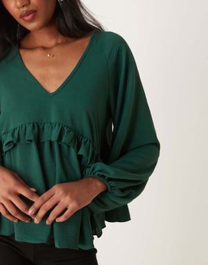 ASOS DESIGN V-ringad smocktop med volang i grön