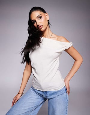 ASOS DESIGN topp med en axel och vriden detalj i linlook